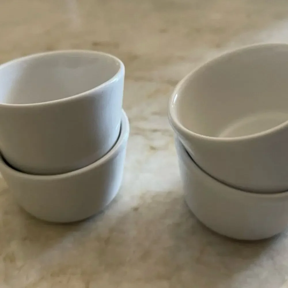 Small ceramic miniature dishes for condiments or sauces